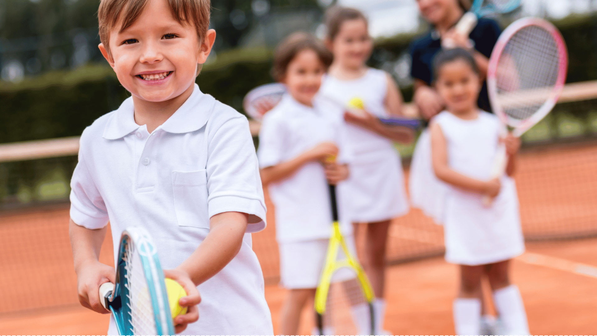 Grupa przedszkolaków podczas zajęć tenisowych